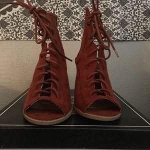 Qupid size 8 rust booties